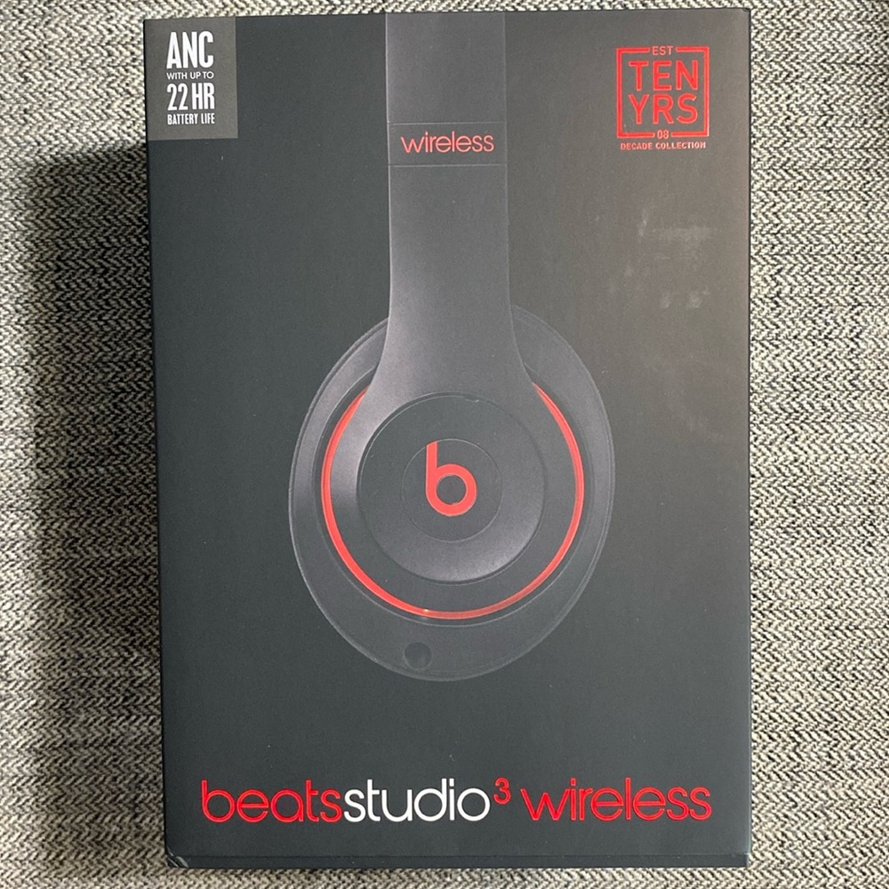 Beats Studio3 Over-Ear Noise Cancelling Bluetooth Headphones w/case - Black/Red